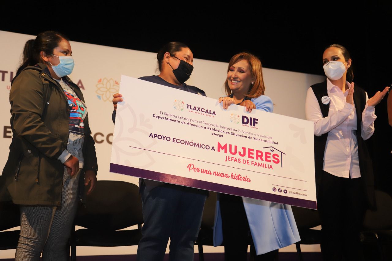 Entrega el Gobierno del Estado cheques a mujeres jefas de familia