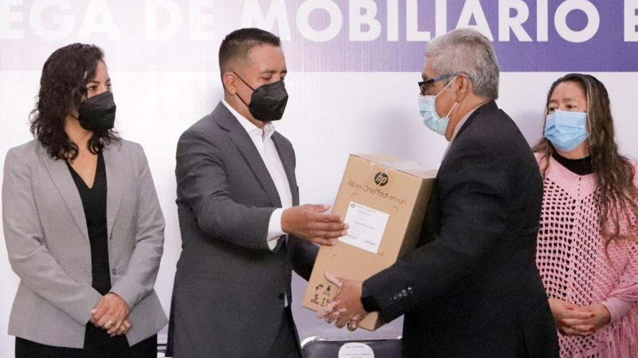 Ayuntamiento de San Andrés Cholula hizo entrega de mobiliario escolar a colegios del municipio