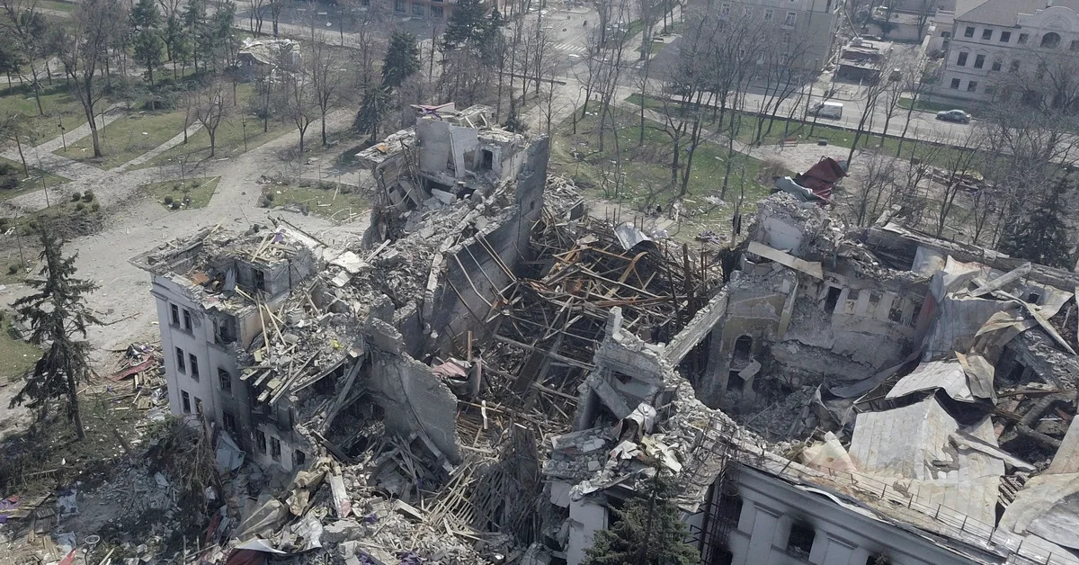 Bombardeo ruso contra el teatro de Mariupol destaca como el más más mortífero; mataron a cerca de 600 civiles