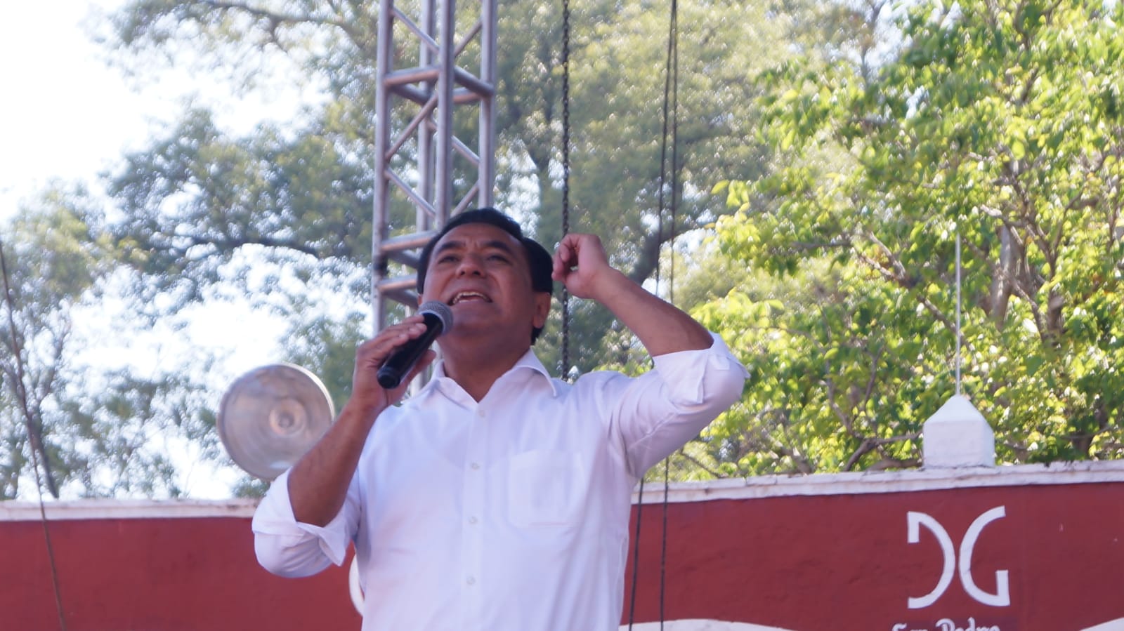 Participa Gilberto Gless en festival de 10 de mayo en capital tlaxcalteca