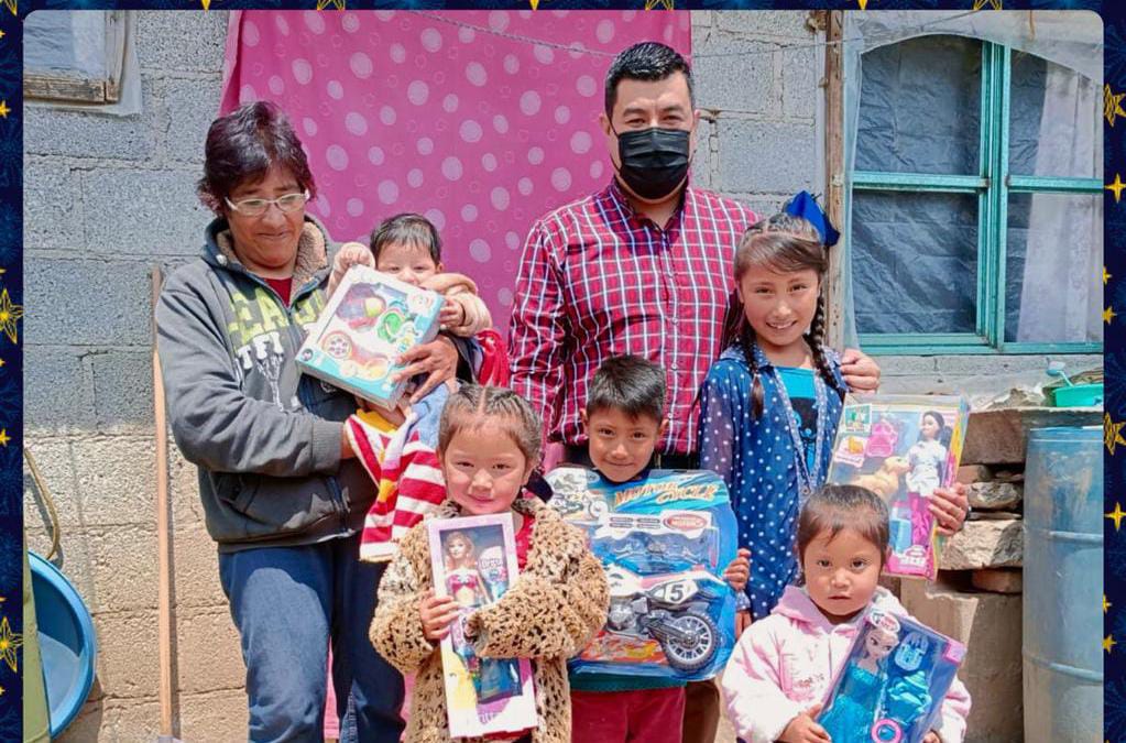 Entrega diputado juguetes en comunidades
