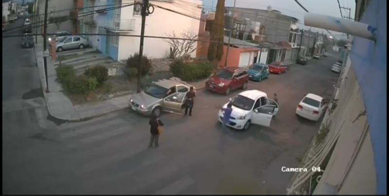 Mujer sorprende a ladrón dentro de su automóvil en Tehuacán, el delincuente intentó huir sin éxito
