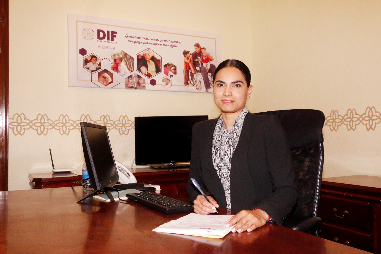 Designa gobernadora Lorena Cuéllar a Flor López como directora general del SEDIF