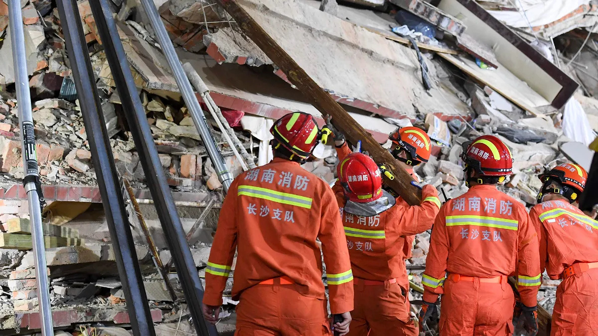 Edificio en China colapsado dejó 53 muertos y 10 sobrevivientes