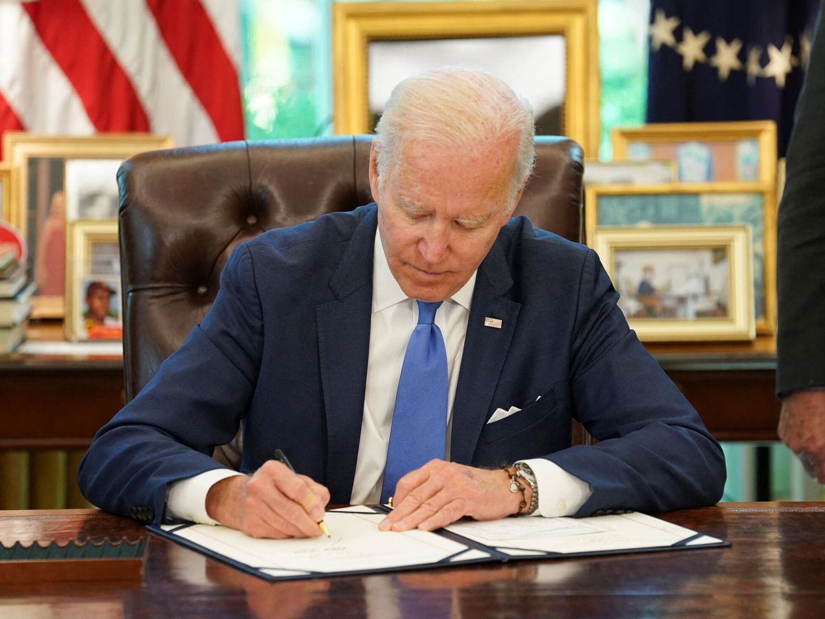 Firma Joe Biden Ley para acelerar  envío de ayuda militar a Ucrania