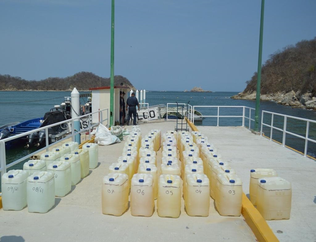 Asegura Semar 2 mil 400 litros de 'huachicol' en embarcación en costas de Huatulco