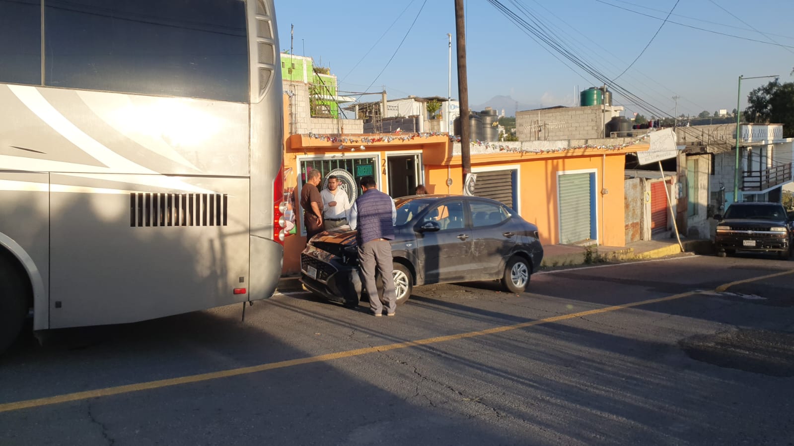 Choca autobús de la banda MS contra vehículo estacionado en Totolac