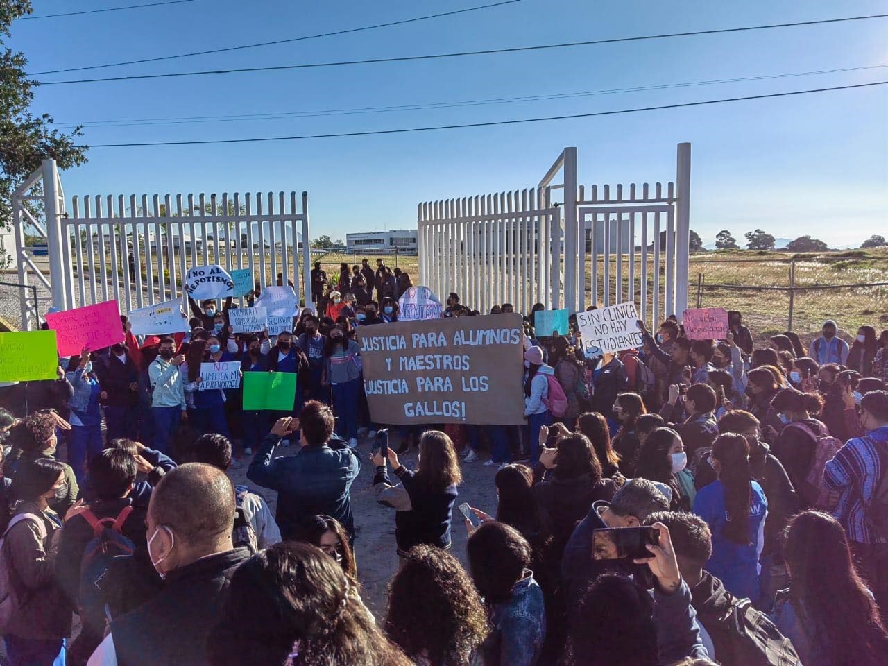 Alumnos de la Universidad Politécnica de Amozoc se inconforman por la administración de la Rectora 