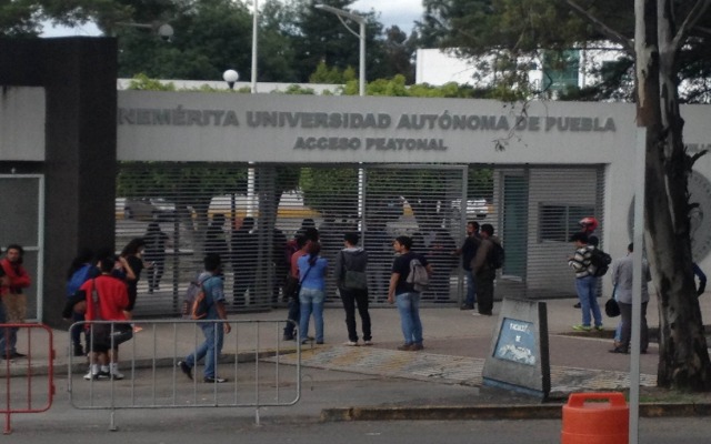 Liberan a estudiantes de la BUAP detenidos por robo; Barbosa celebra que se llegara a solución por acuerdos