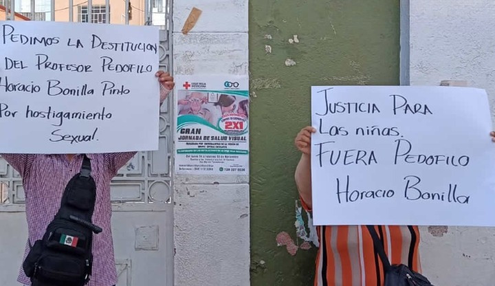 Tras denuncias de abuso sexual separan de su cargo a maestro de primaria en Texmelucan; padres exigen justicia