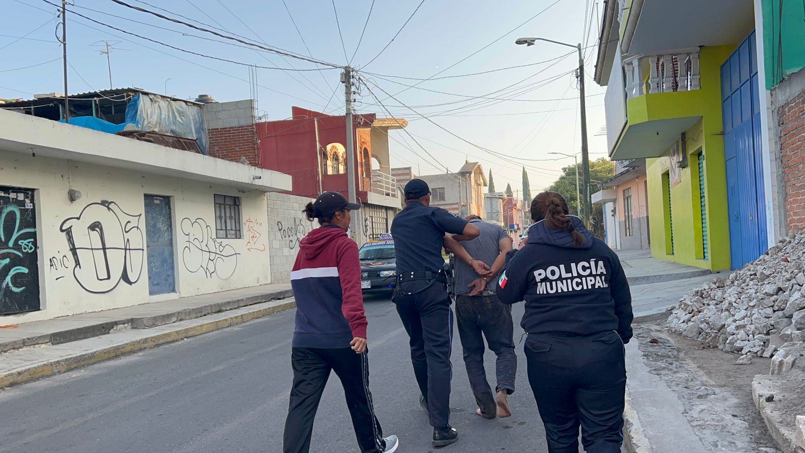 Hombre ingresa a domicilio y amaga con un hacha; es detenido en San Pablo del Monte 