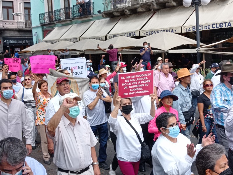 Al menos 5 mil personas marcharon en Puebla contra la reforma electoral de AMLO