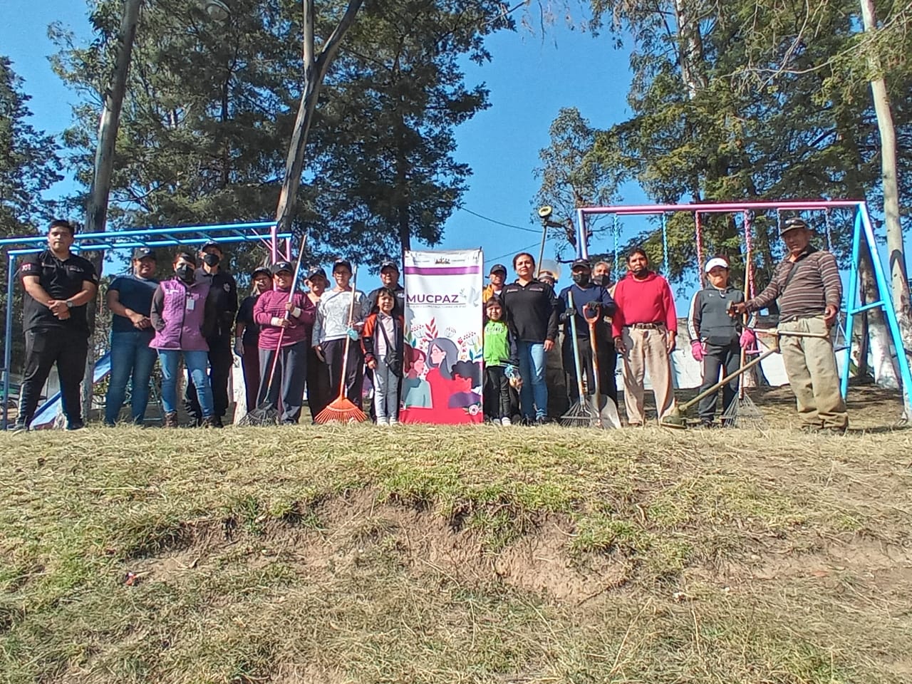 Red de Mujeres Constructoras de Paz de acuitlapilco realizan limpieza y recuperación de calle local