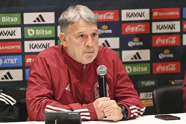Tata Martino se justifica por haber convocado a Raúl Jiménez a pesar de su lesión 