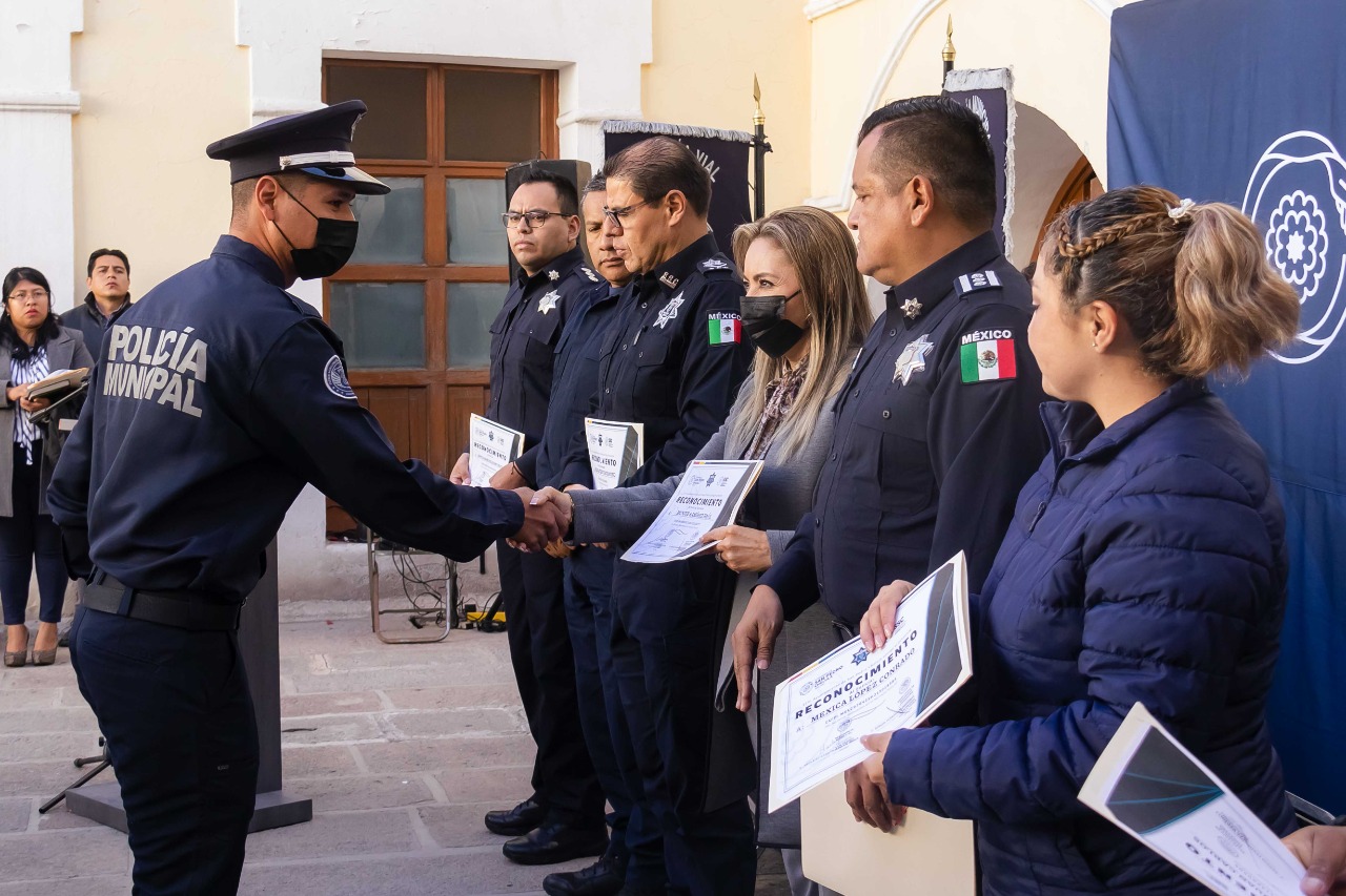 Paola Angon reconoce a 36 policías de la SSC Cholula por acciones relevantes