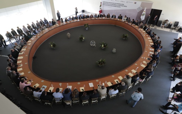 Empresas textiles se comprometen a regular descargas a ríos en convenio con gobierno estatal