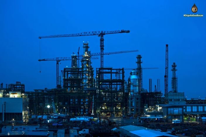 Así luce el “hermoso árbol de navidad”, en la refinería de Dos Bocas que presumió Rocío Nahle