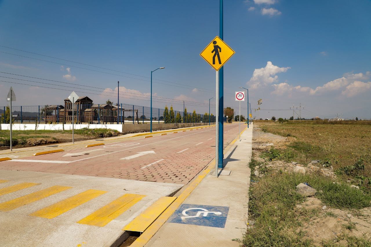 Entrega Edmundo Tlatehui la avenida 16 de septiembre en San Luis Tehuiloyocan