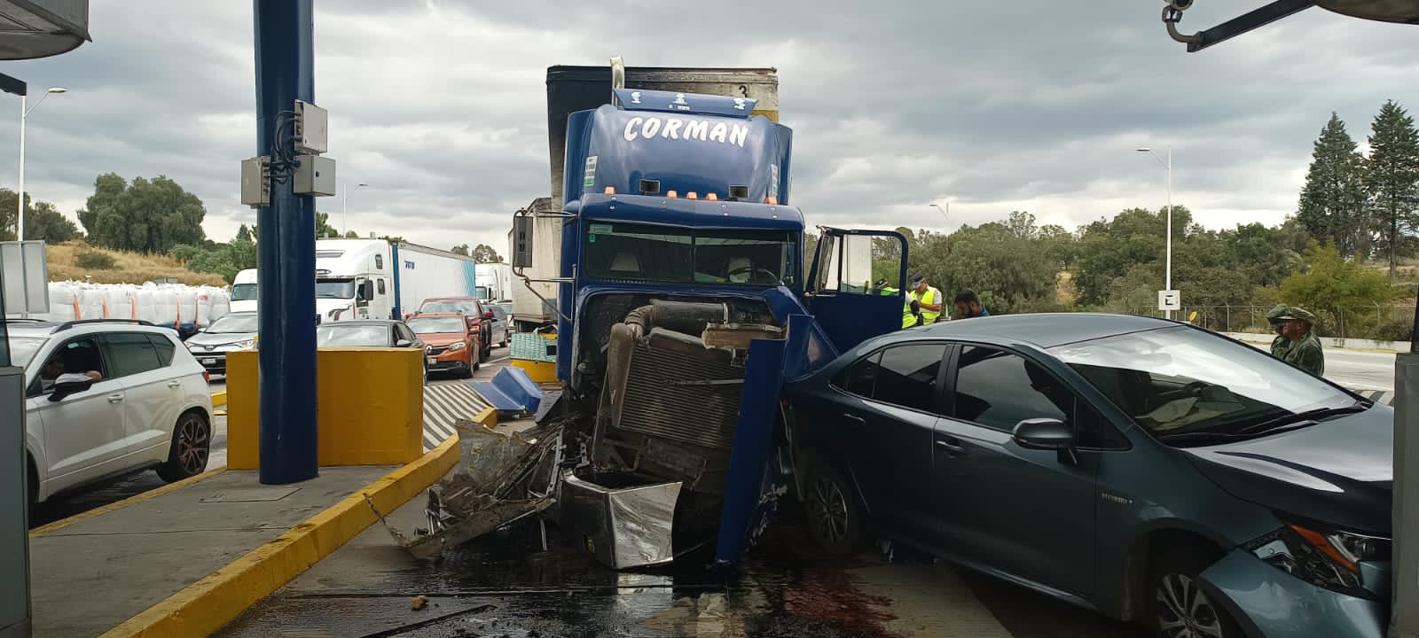¡Otra vez! Tráiler embiste a dos vehículos en la caseta Texmelucan de Arco Norte