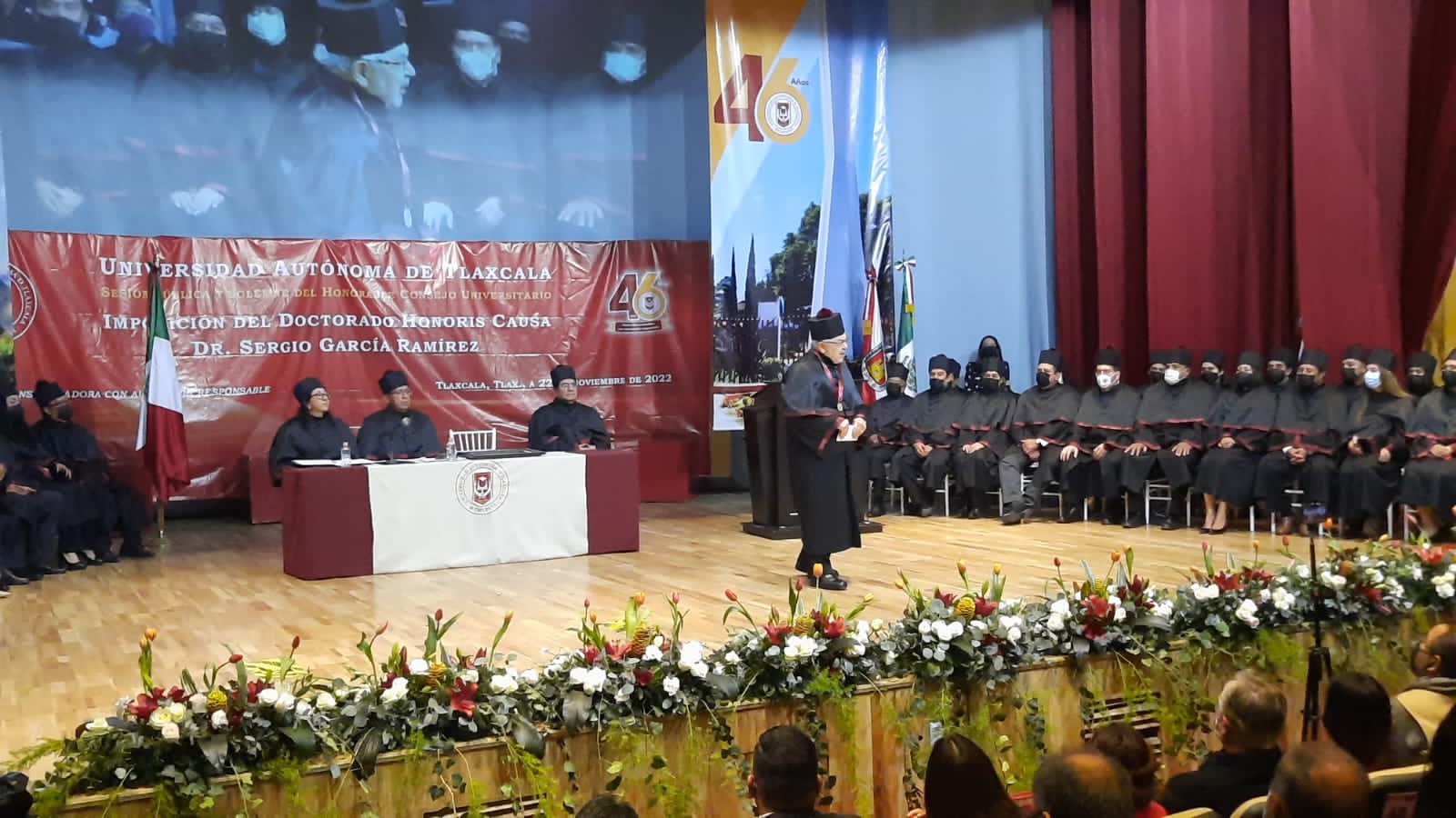 Entregan doctorado honoris causa de la UATx a Sergio García