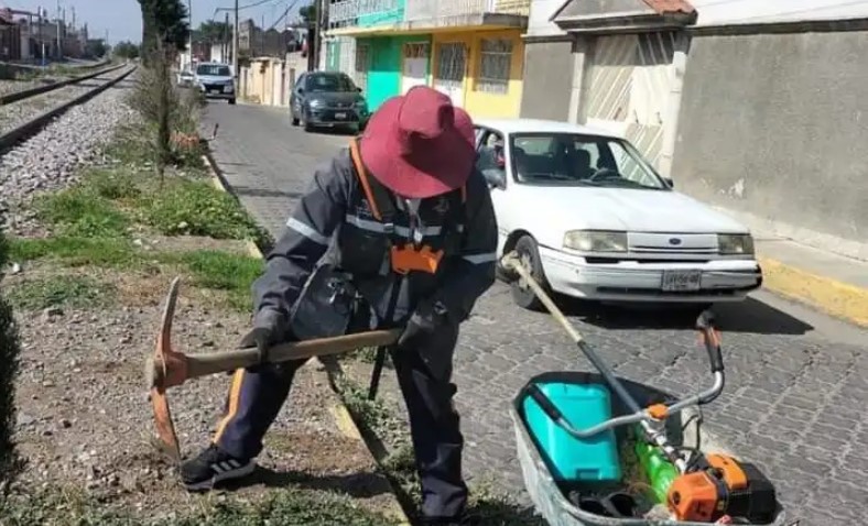 Ayuntamiento de Santa Cruz Tlaxcala lleva a cabo trabajos de limpieza en calles de la cabecera