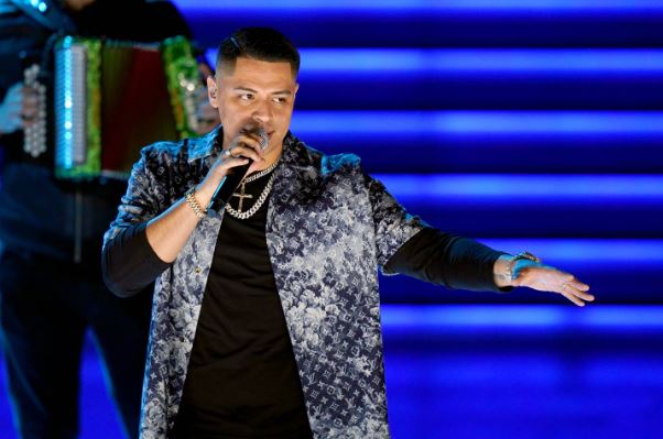 Fan arroja celular y golpea a Eduin Caz durante concierto, el vocalista reacciona de forma inesperada