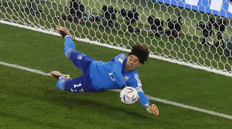 Al atajar el penal a Lewandowski, Memo Ochoa entró a los libros de historia de México en los mundiales