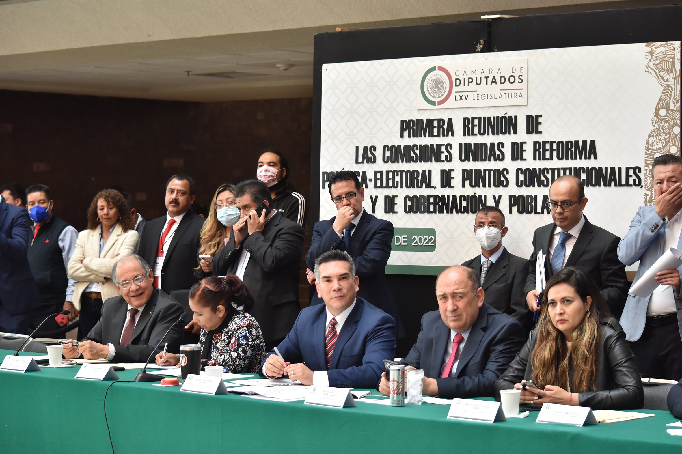 Morena propone en el dictamen de reforma electoral sustituir al INE y cesar a consejeros 