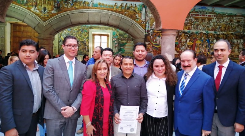 Alcalde de Tetla recibe reconocimiento por implementar la firma electrónica