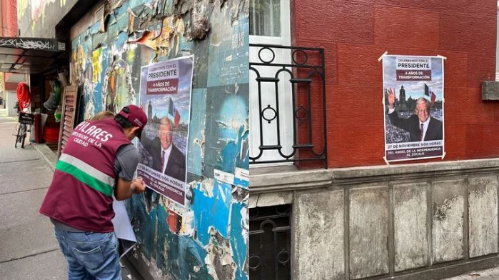 Captan a trabajadores de gobierno colocando propaganda para favorecer marcha de AMLO