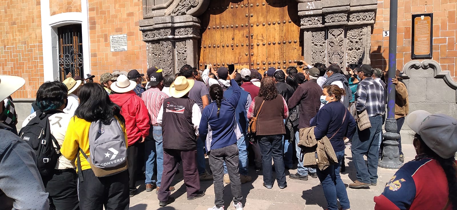Rescatan a titular de SIA de enardecidos manifestantes