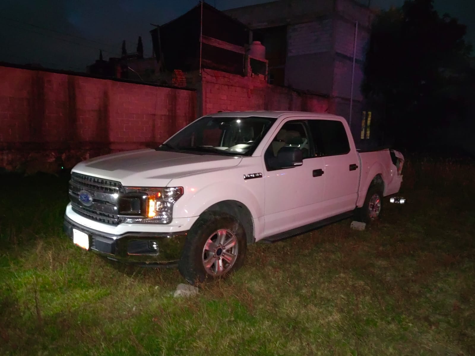 Agente de la PGJE atropella a una mujer y se accidenta, en Totolac