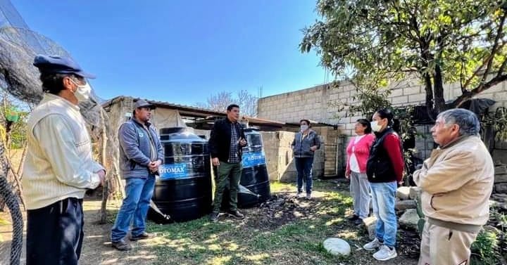 Alcalde de Santa Cruz Tlaxcala entrega tinacos a vecinos de Tlacochcalco