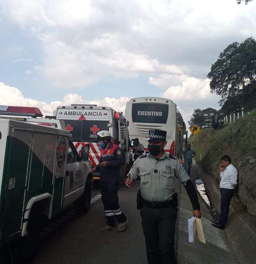 Dos lesionados deja choque múltiple en Calpulalpan; un autobús de ATAH se vio involucrado   Los hechos se registraron sobre la carretera federal México-Veracruz, a la altura de Santiago Cuaula    Esta tarde se registró un aparatoso percance vial, dónde tres unidades se vieron involucradas, resultando dos personas lesionadas.   De acuerdo a los primeros reportes, los hechos se registraron sobre la carretera federal México-Veracruz, a la altura de Santiago Cuaula, cerca de la zona arqueológica de Tecoaque, en territorio de Calpulalpan.   En el lugar, un autobús de pasajeros de la empresa ATAH, con número económico 3103, un automóvil marca Chevrolet, tipo Sonic, color rojo, modelo 2012 con placas del Estado de México y un Spark gris, con placas del mismo estado se vieron involucrados.   De estos hechos, resultaron dos lesionados, siendo una mujer identificada como Beatriz N., de 59 años de edad y a Margarito N., de 60 años, los cuales fueron atendidos por paramédicos de Cruz Roja y personal de Protección Civil Municipal de Calpulalpan, respectivamente, los cuales no requirieron traslado a un hospital.   Finalmente, personal de Policía Estatal de Caminos y Guardia Nacional (GN), abanderaron la zona y tomaron conocimiento de los hechos.
