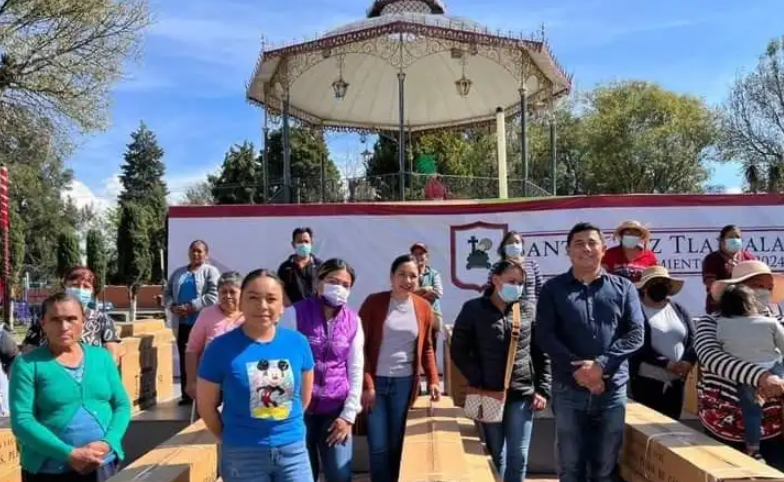 Ayuntamiento de Santa Cruz Tlaxcala entrega apoyos en producto a familias locales