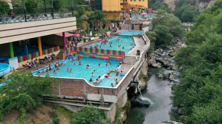 Niño de 7 años fallece ahogado en aguas termales de Chignahuapan; las instalaciones fueron clausuradas