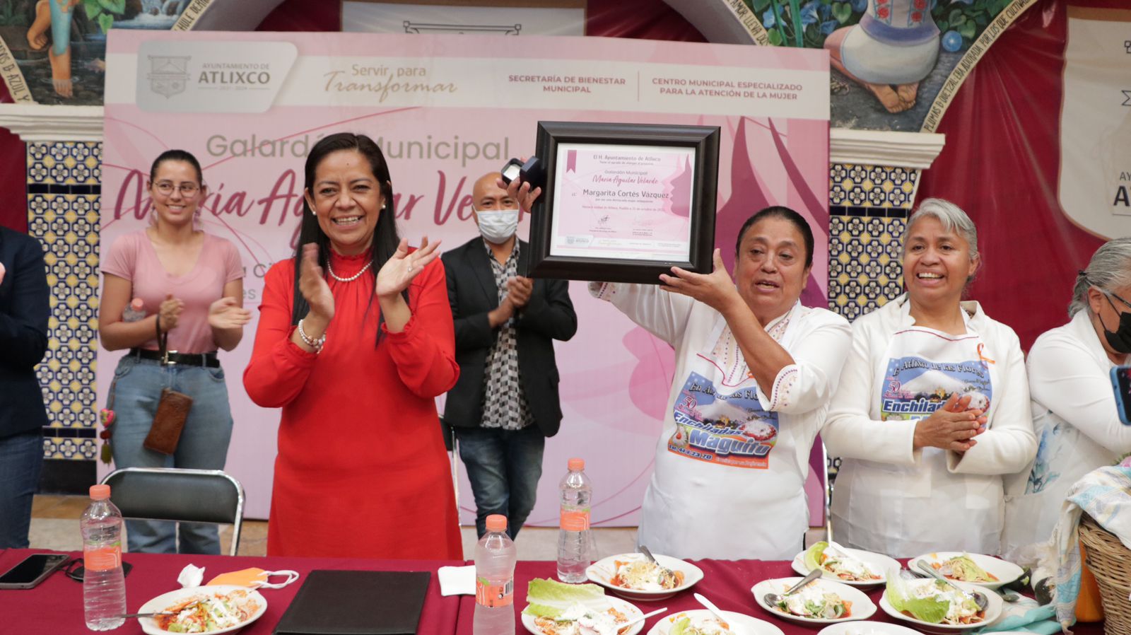Entrega ayuntamiento de Atlixco la presea “María Aguilar Velarde” a fundadora de enchiladas maguito 