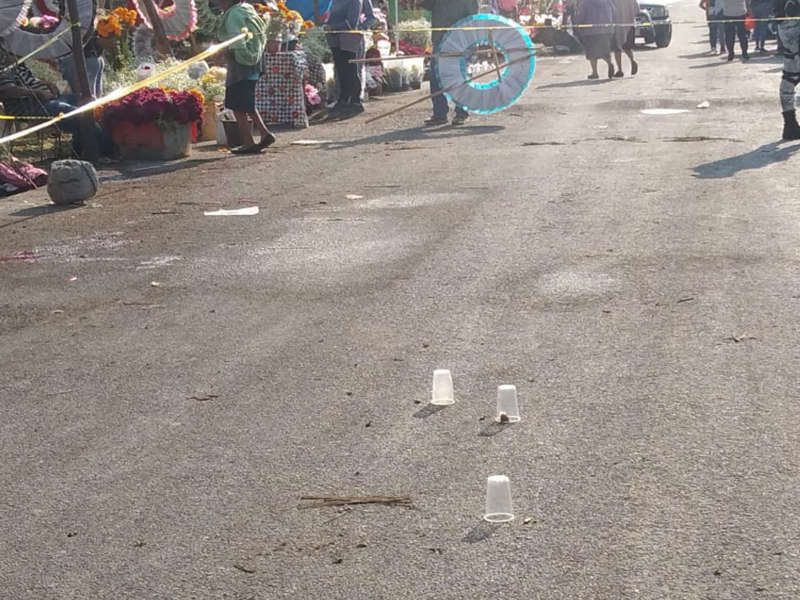 Asesinan a balazos a hermanos frente a panteón en Michoacán