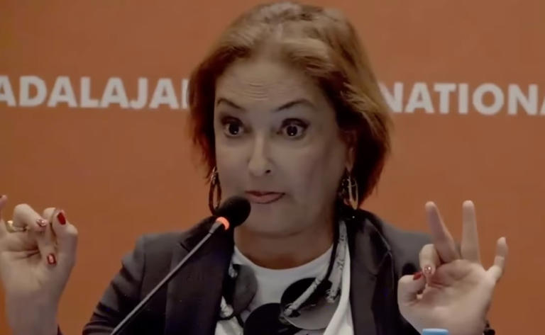 Tras ser abucheada en la FIL por defender a AMLO, Patricia Armendáriz acusa a moderadora de propiciarlo
