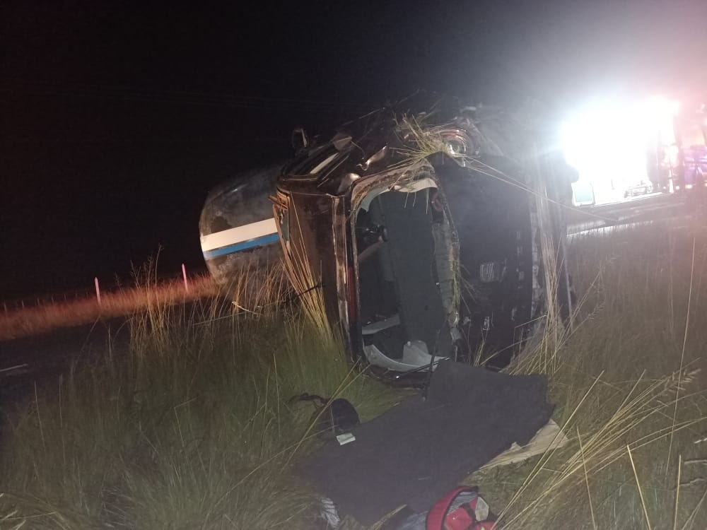 Sobreviven tres hombres a aparatosa volcadura, en Tetla