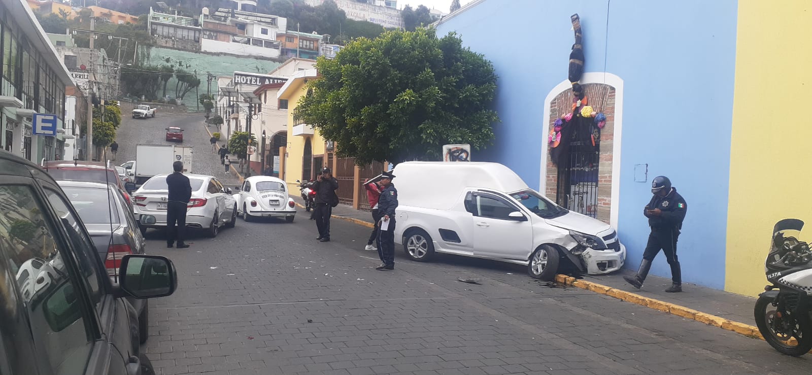 Camioneta sin frenos embiste a elemento de la Policía municipal de Tlaxcala
