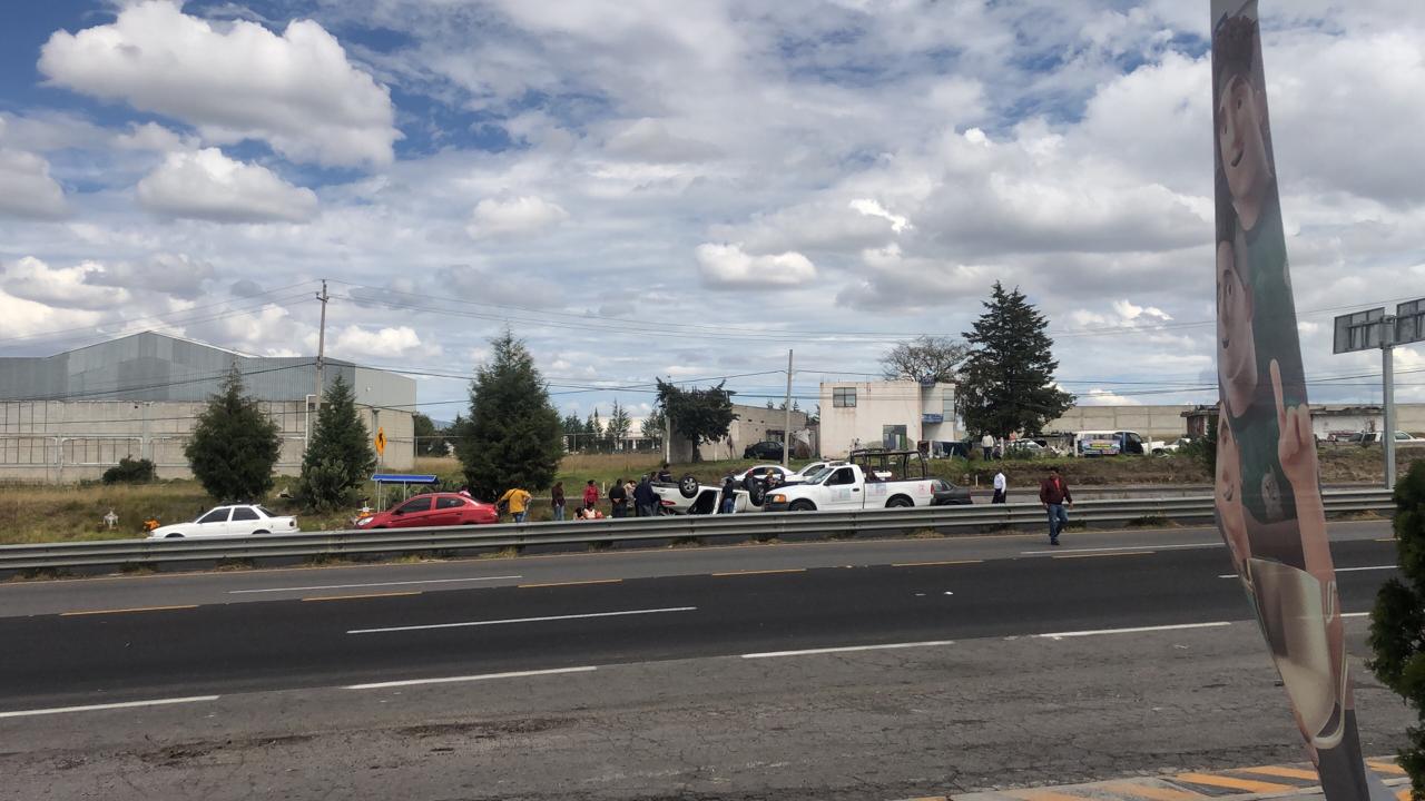 Integrantes de una familia resultan lesionados tras volcar su auto en la Apizaco-Huamantla