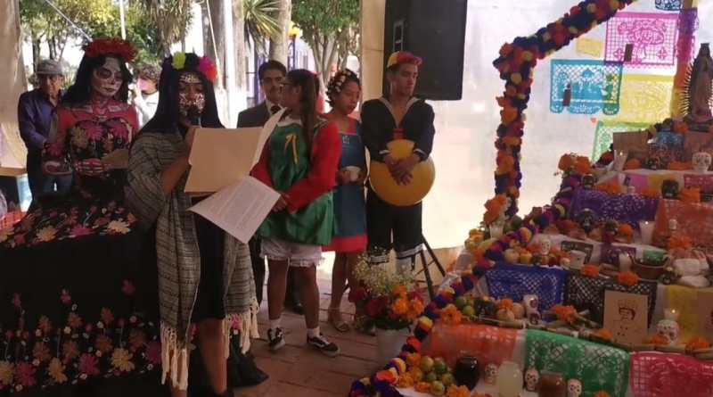 En Tetla se lleva a cabo concurso de ofrendas y de disfraces 