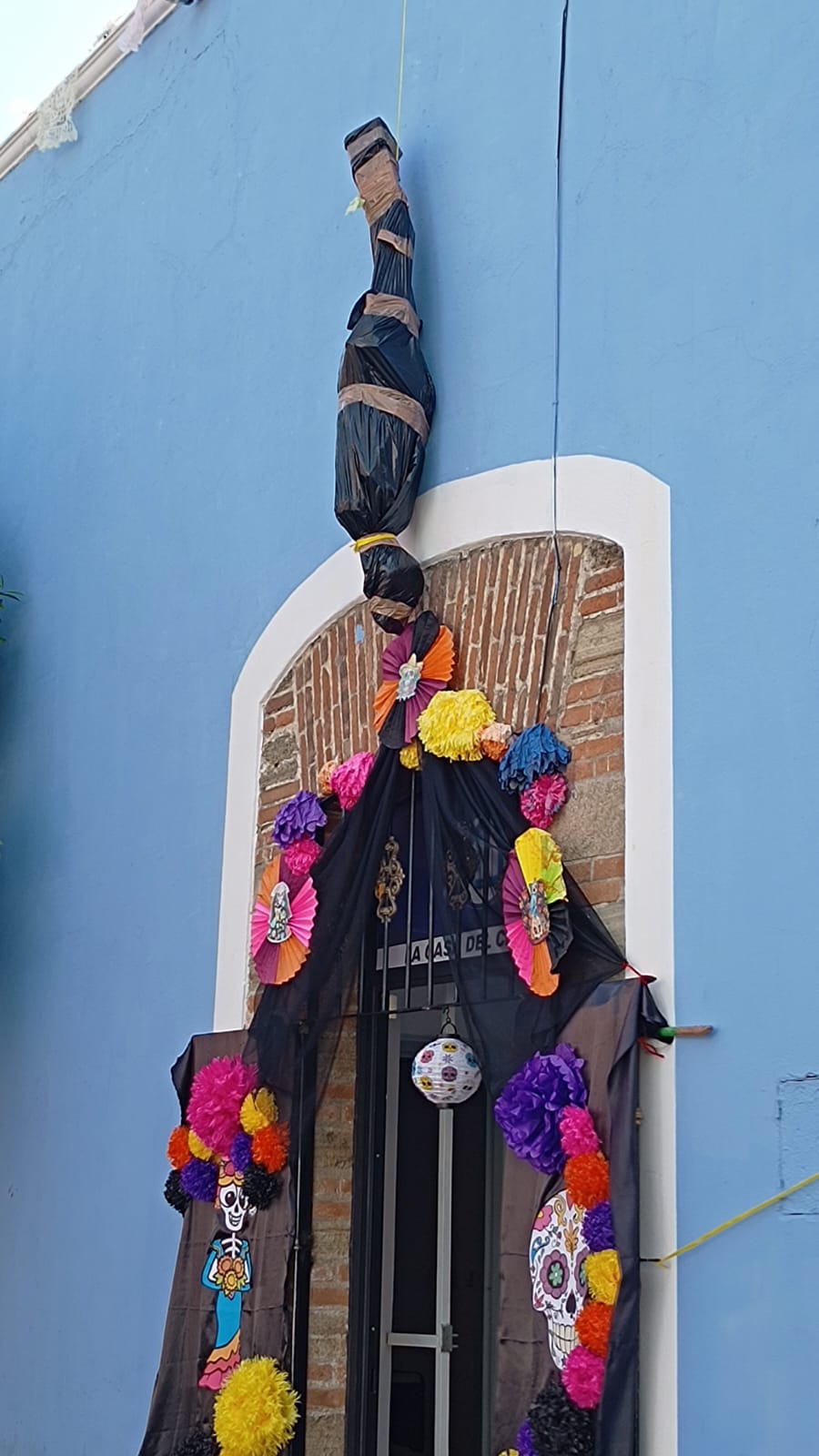 Incomoda a capitalinos extremos adornos por festividades