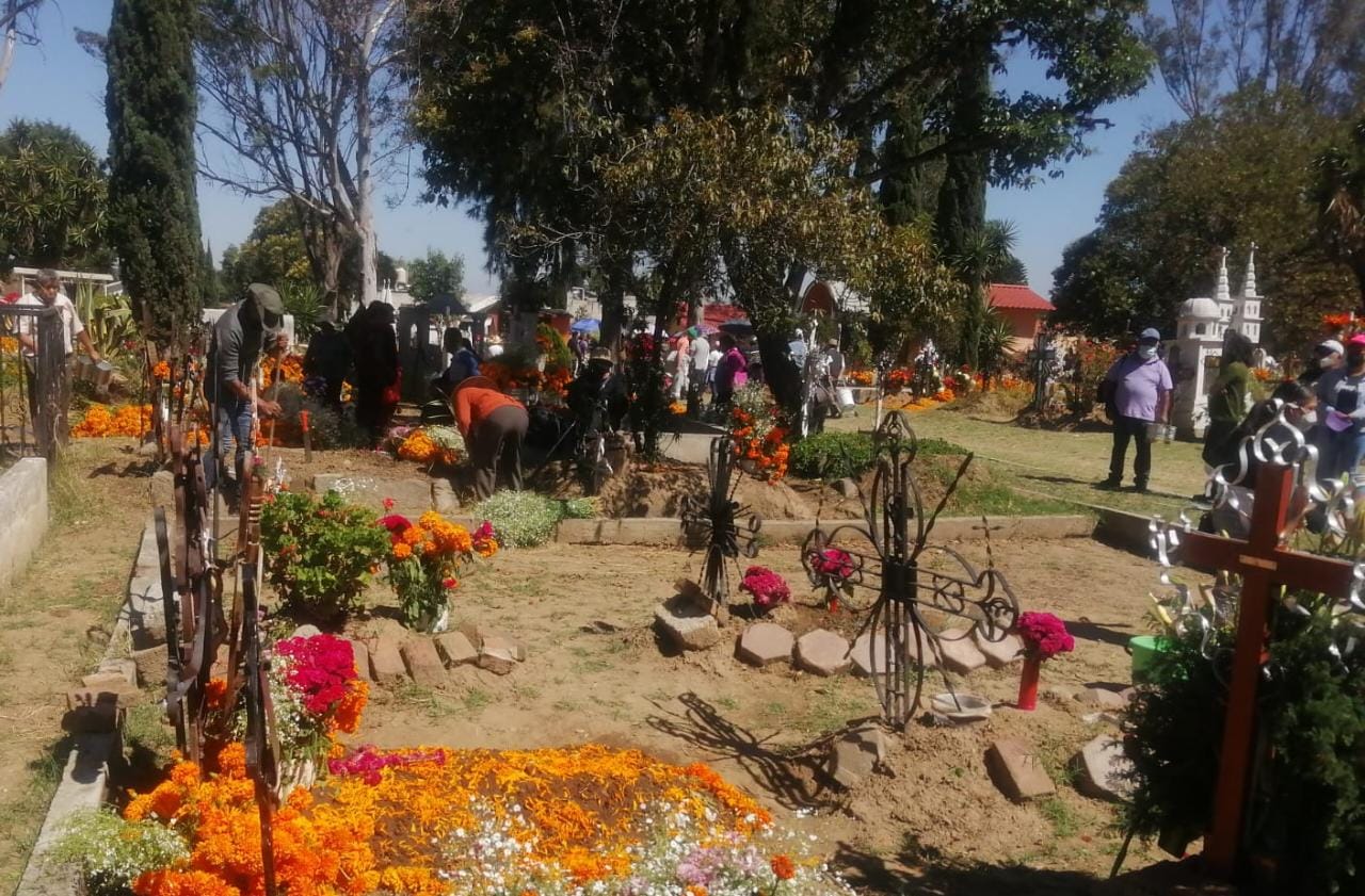 Tlaxcaltecas acuden a panteones para visitar a sus difuntos