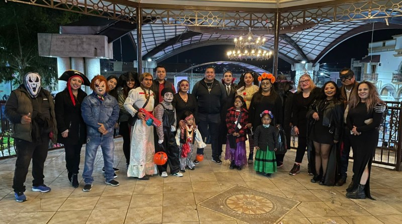 Alcalde de Contla entrega a niños y niñas del municipio su calaverita