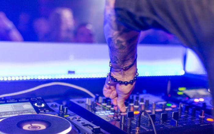 Italia dará hasta 6 años de cárcel a quien organice o asista a "raves"