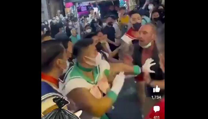 Fisicoculturistas disfrazados de ‘Sailor Moon’ dan una lección a borracho acosador