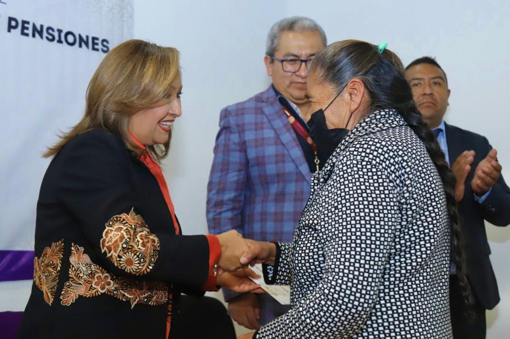 Entrega gobierno estatal pensiones a jubilados en lista de espera