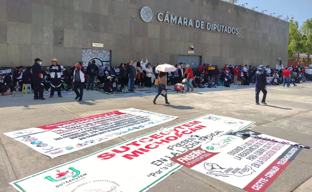 Sindicatos de trabajadores por la educación bloquean San Lázaro ante discusión de presupuesto 2023